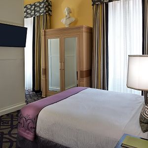 Essential Queen Room